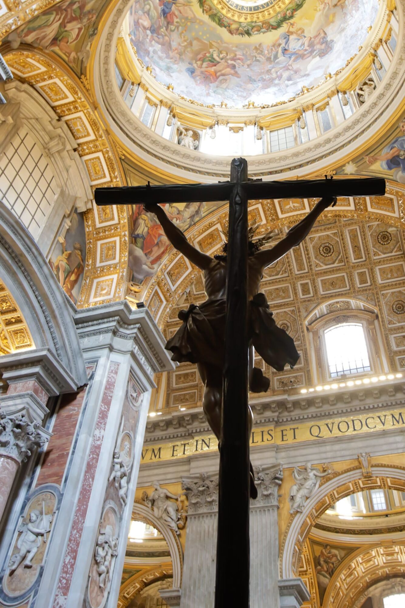 La Virgen de la Esperanza y el Cristo de la Expiración (El Cachorro), de Sevilla, están expuestos al culto en la Basílica de San Pedro