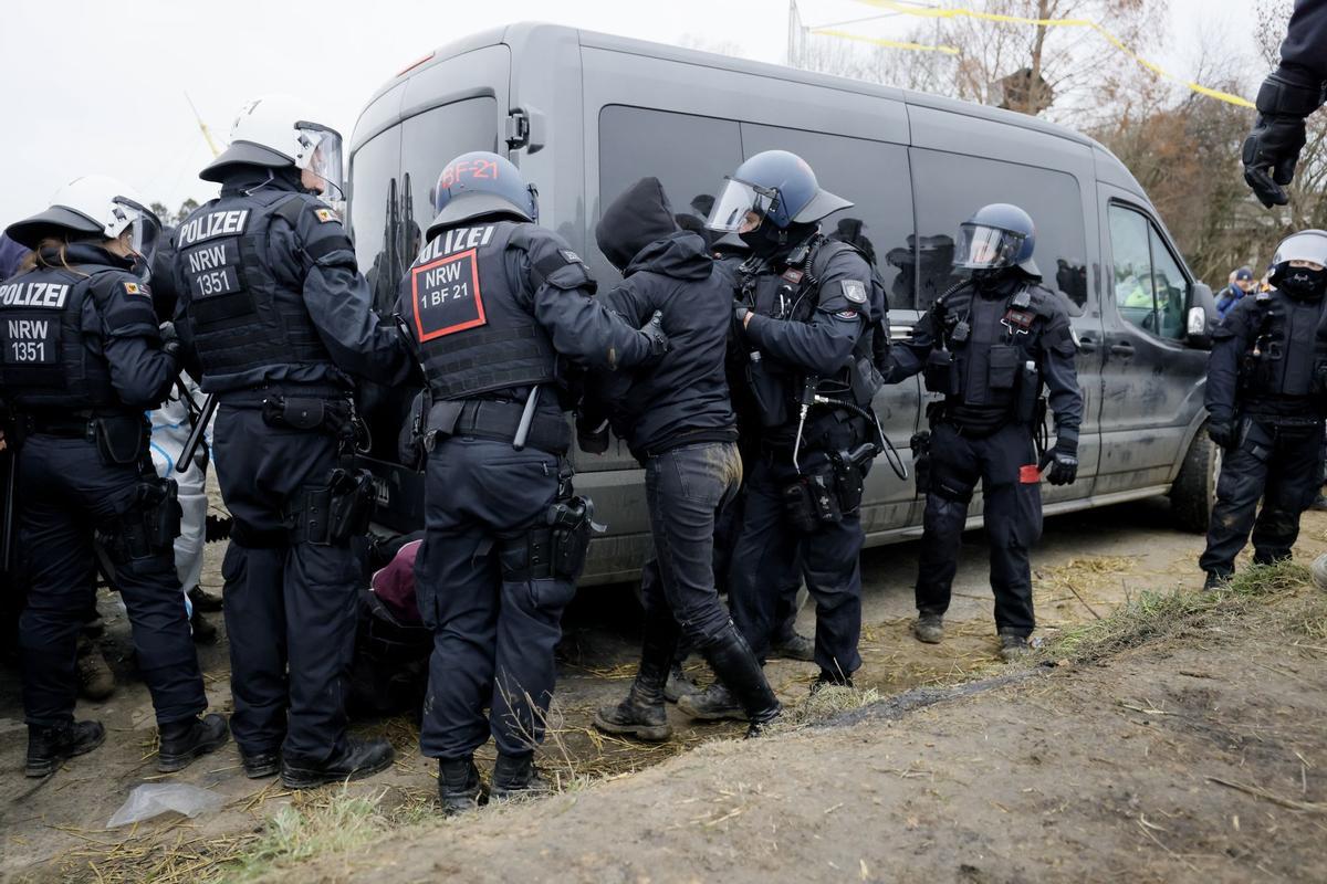 Manifestación contra una mina de lignito a cielo abierto en el pueblo alemán de Luetzerath. Los activistas reclaman que Alemania deje de extraer y quemar carbón lo antes posible por la lucha contra el cambio climático.