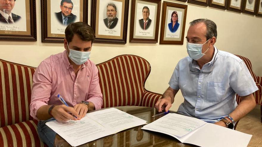 Fernando Priego y Salvador Guzmán firman en documento de acuerdo.