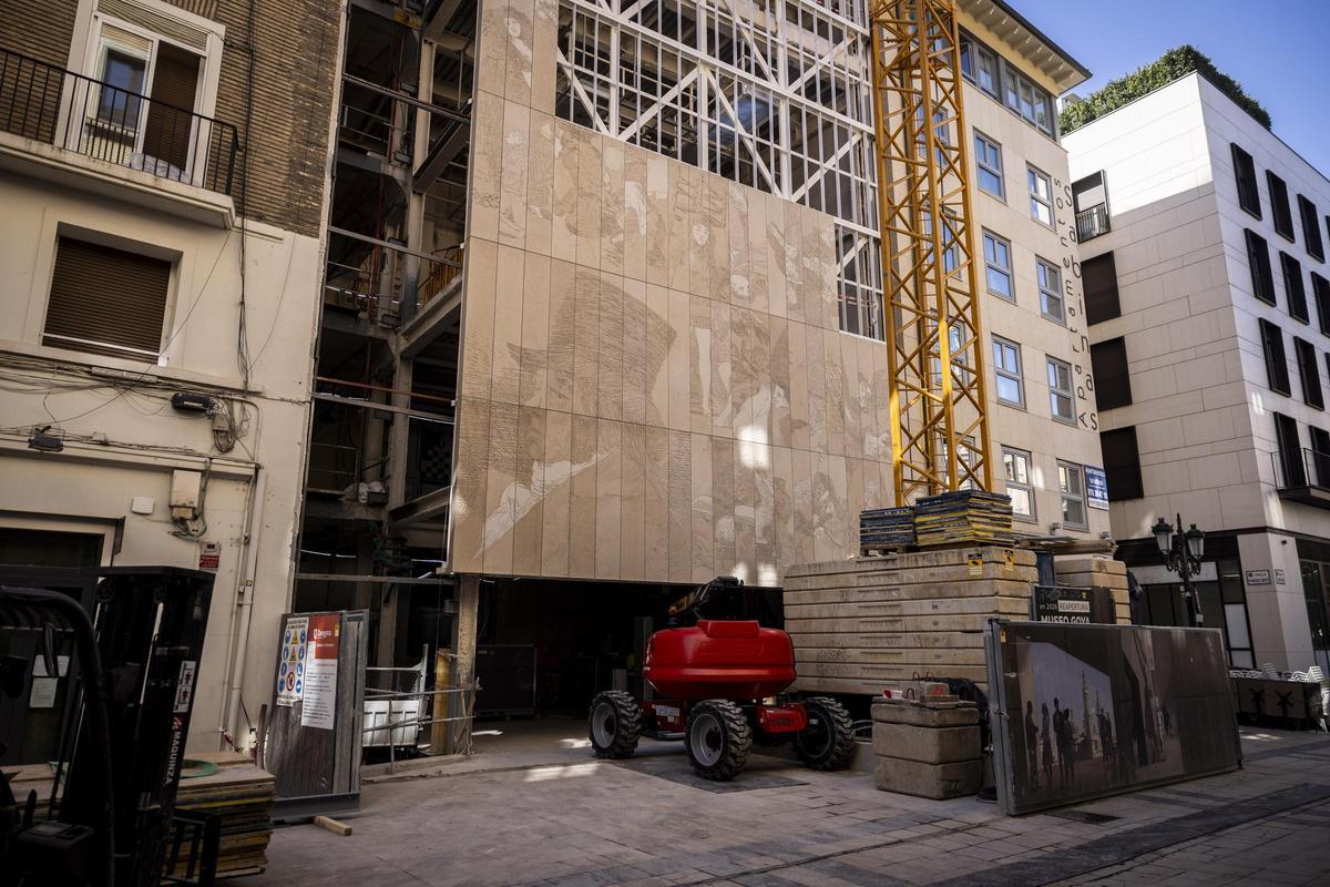 La fachada incluye fragmentos de los grabados de Goya, incluido su autorretrato.