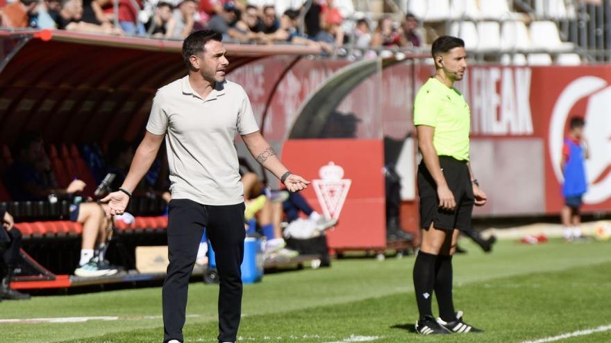 Adrián Colunga, entrenador del Real Murcia, durante el encuentro ante el Teruel.