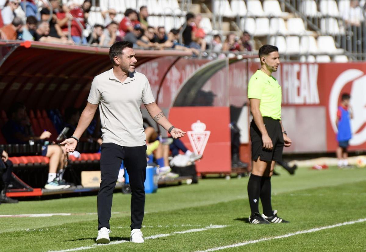 Adrián Colunga, entrenador del Real Murcia, durante el encuentro ante el Teruel.  | ISRAEL SÁNCHEZ