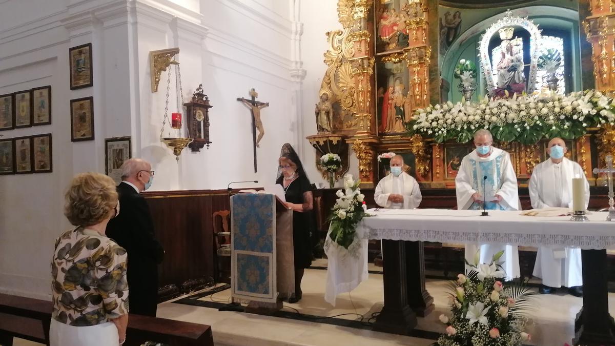 La mayordoma de este año y los párrocos, durante la misa de fiesta oficiada en el templo