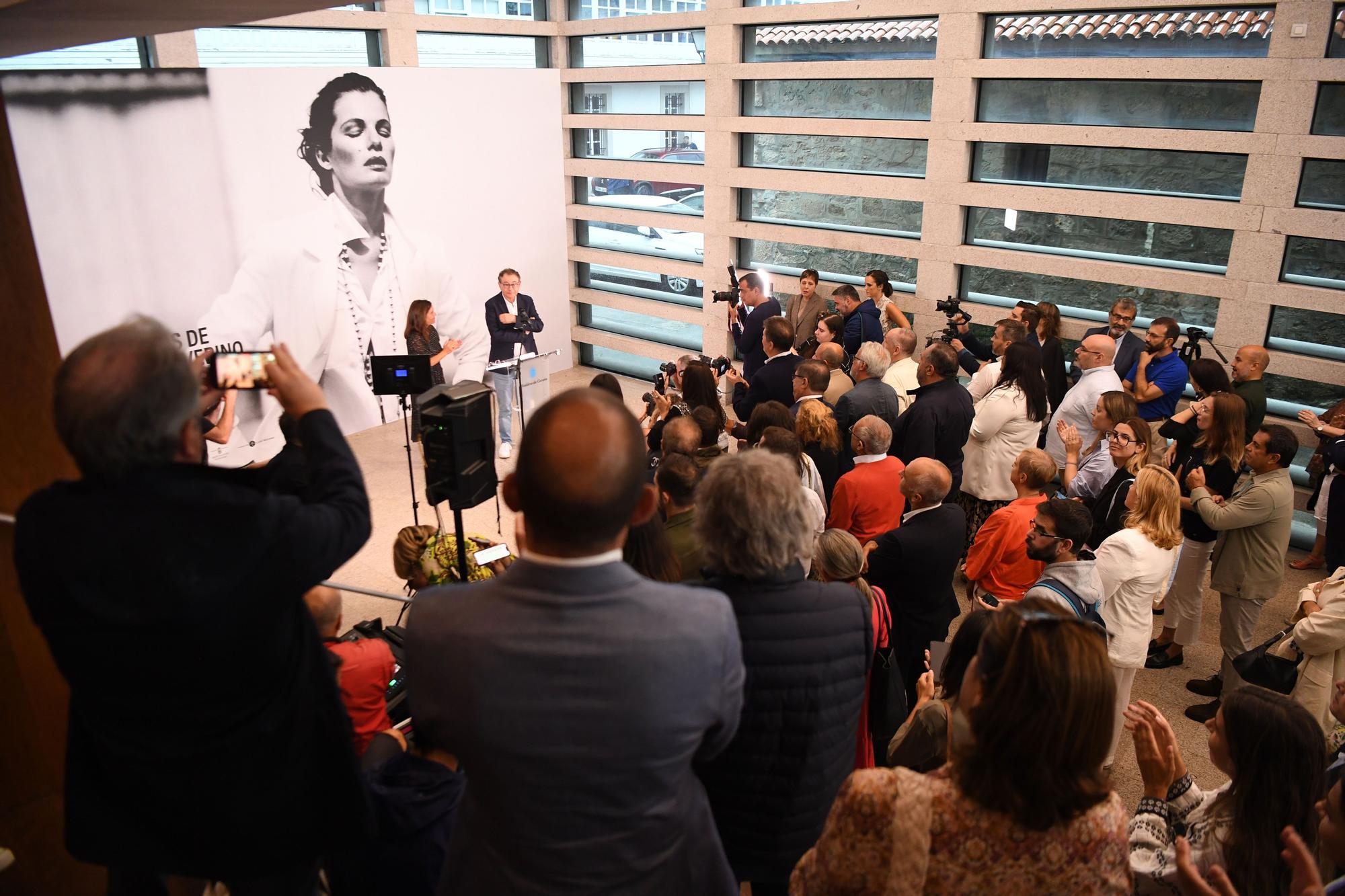 Roberto Verino reivindica a las mujeres en la inauguración de su exposición en la Fundación Luis Seoane