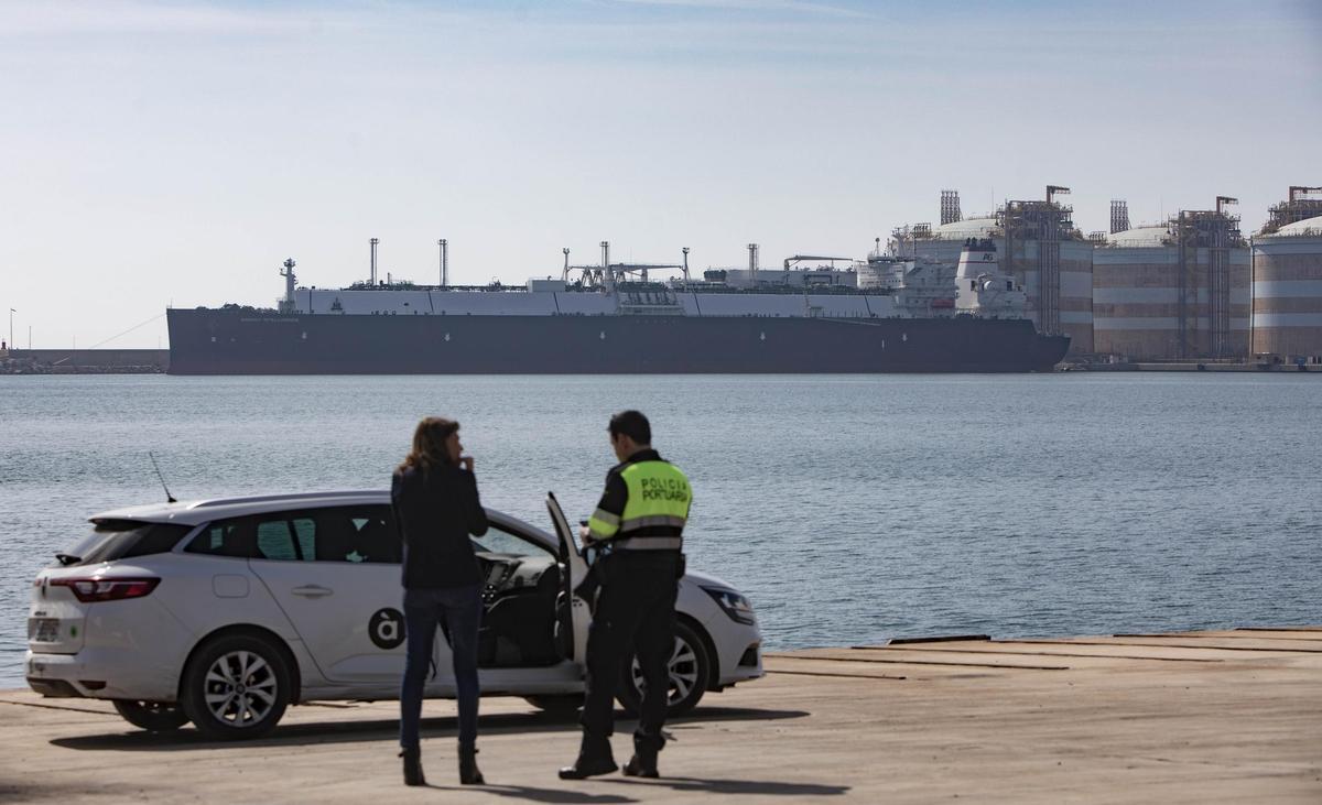 Un buque cisterna cargado de gas en Puerto de Sagunto.
