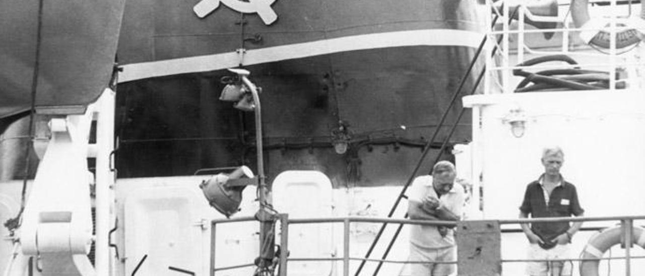 Dos marineros de un barco soviético atracado en el Puerto de La Luz.