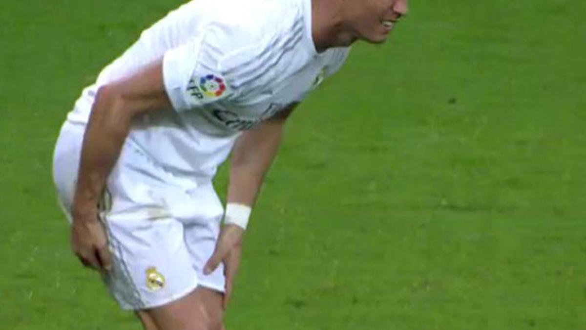 Cristiano Ronaldo se lamenta de las molestias en el muslo derecho durante el Real Madrid - Villarreal