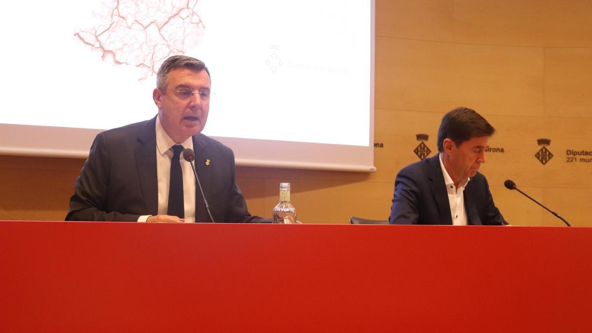 El president del Consorci d'Aigües Costa Brava Girona, Miquel Noguer, amb el director, Jordi Agustí, en la roda de premsa sobre el pla de xoc de l'ens a causa de la sequera