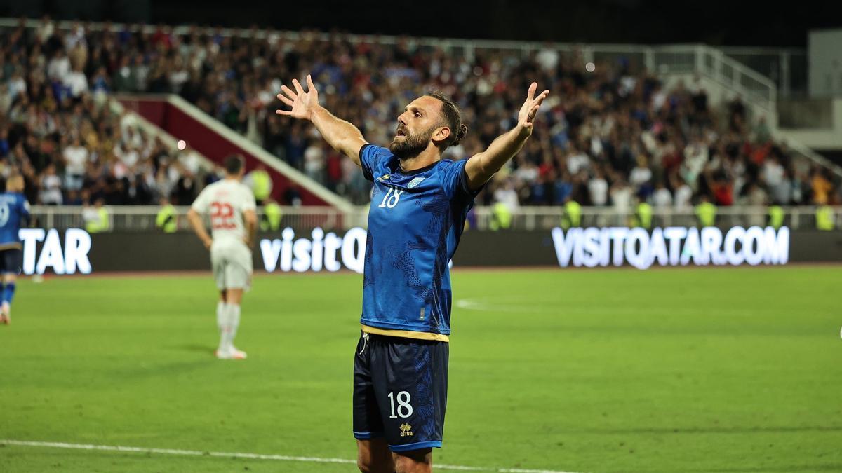 Muriqi celebra un gol con Kosovo ante Suiza.