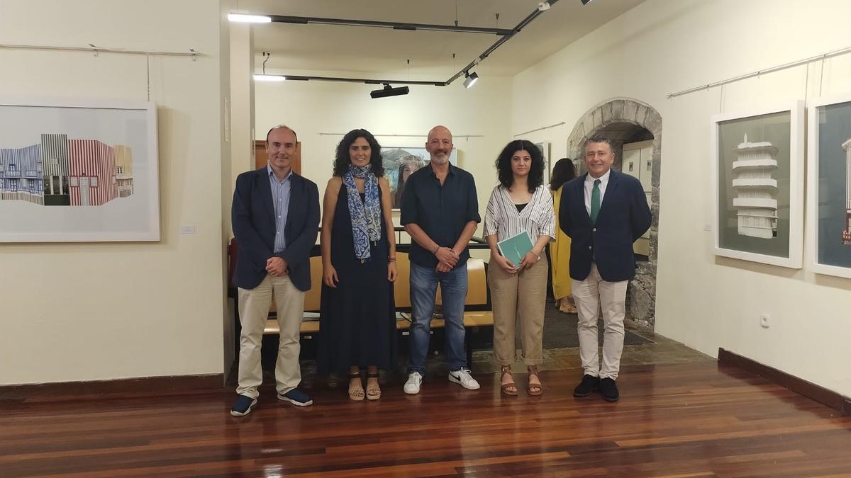 Luarca inaugura la muestra de su Certamen de Arte, referente para artistas  de toda España