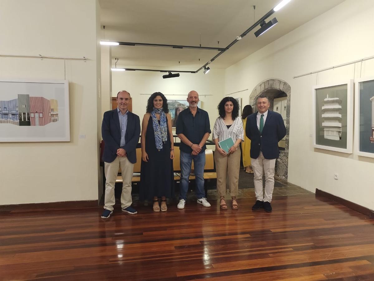 Luarca inaugura la muestra de su Certamen de Arte, referente para artistas  de toda España