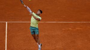 MADRID, 26/04/2024.- El tenista Carlos Alcaraz devuelve la bola al kazajo Aleksandr Shevchenko durante su partido de tercera ronda del Masters 1000 de Madrid, este viernes, en la Caja Mágica en Madrid. EFE/JUANJO MARTIN