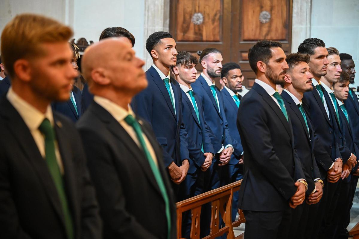 Rafa Mir, ante el confesionario durante la ofrenda a la Patrona