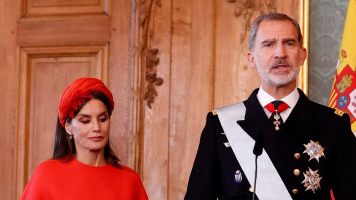 El rey Felipe VI da su discurso junto a la reina.  | // EFE