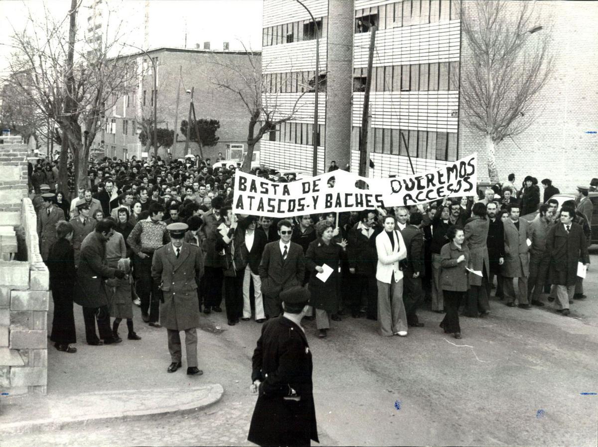 La manifestación en Canillas bajo el lema 'Basta de atascos y baches, queremos accesos', primera autorizada en Madrid tras la muerte de Franco.