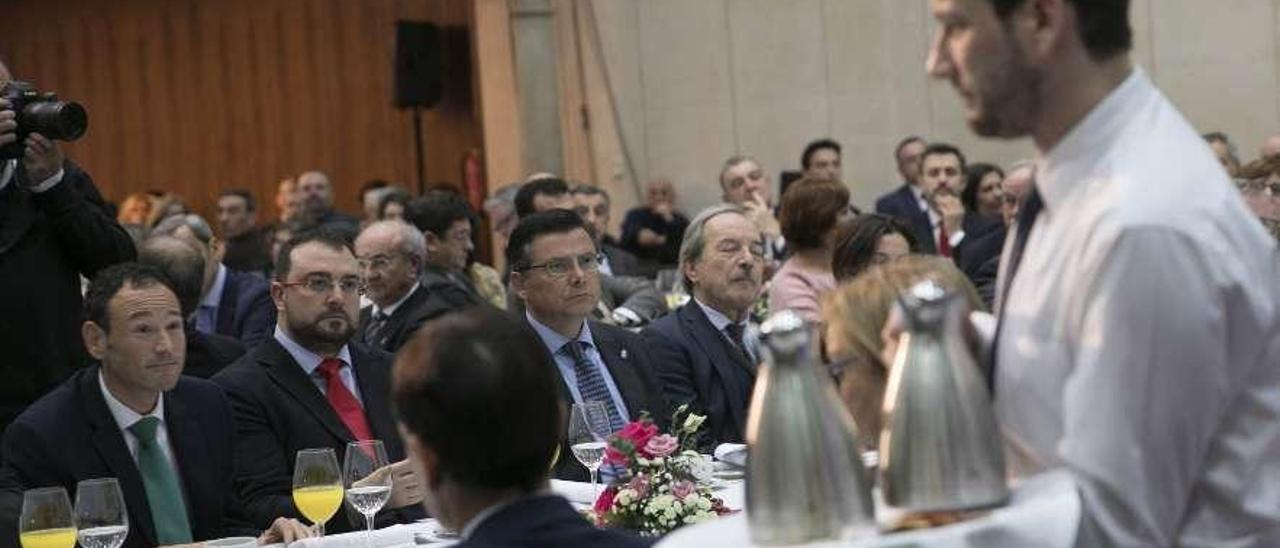 Por la izquierda, Guillermo Martínez, consejero de la Presidencia; Adrián Barbón, secretario general de la FSA y candidato del PSOE al Principado; Pedro Sanjurjo, presidente del Parlamento, y Wenceslao López, alcalde de Oviedo.