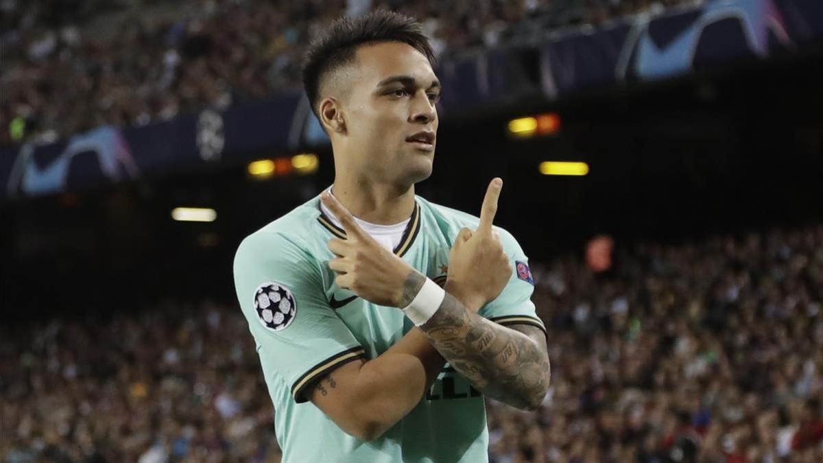 Lautaro Martínez celebra el gol que marcó al Barça en el Camp Nou en la Champions.