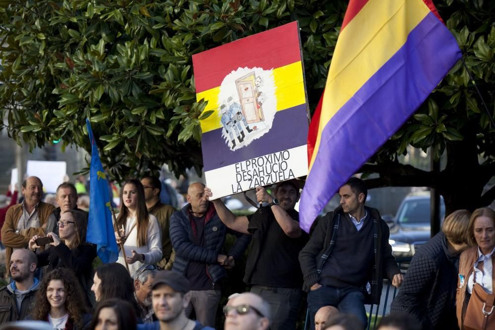 Ambiente en la calle durante la entrada a los premios y concentración antimonarquía