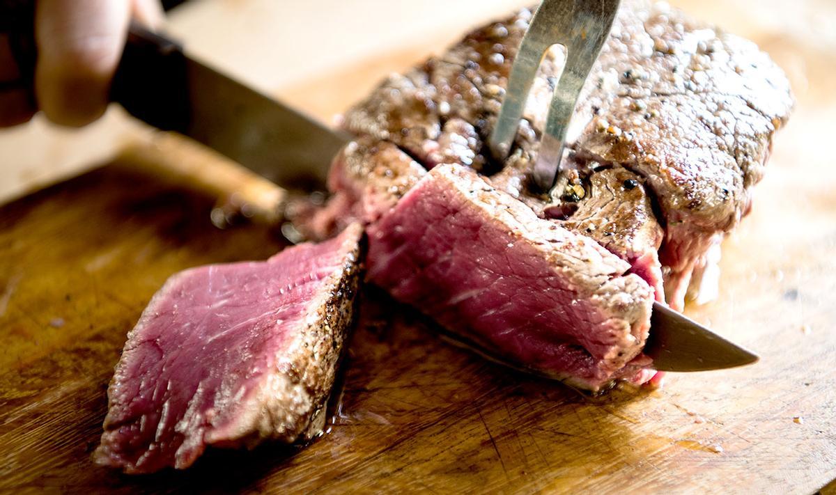 Un chef corta carne.