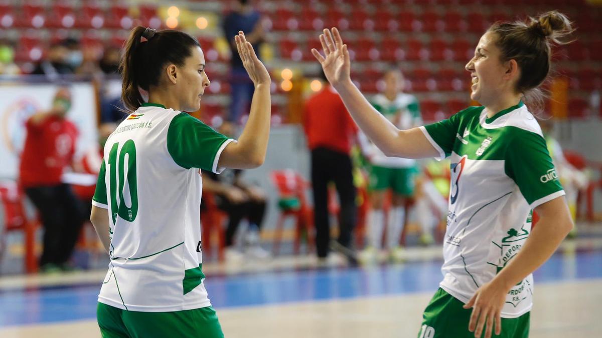 Celi Calderón, la primera por la izquierda, celebra un gol junto a Inma Sojo.