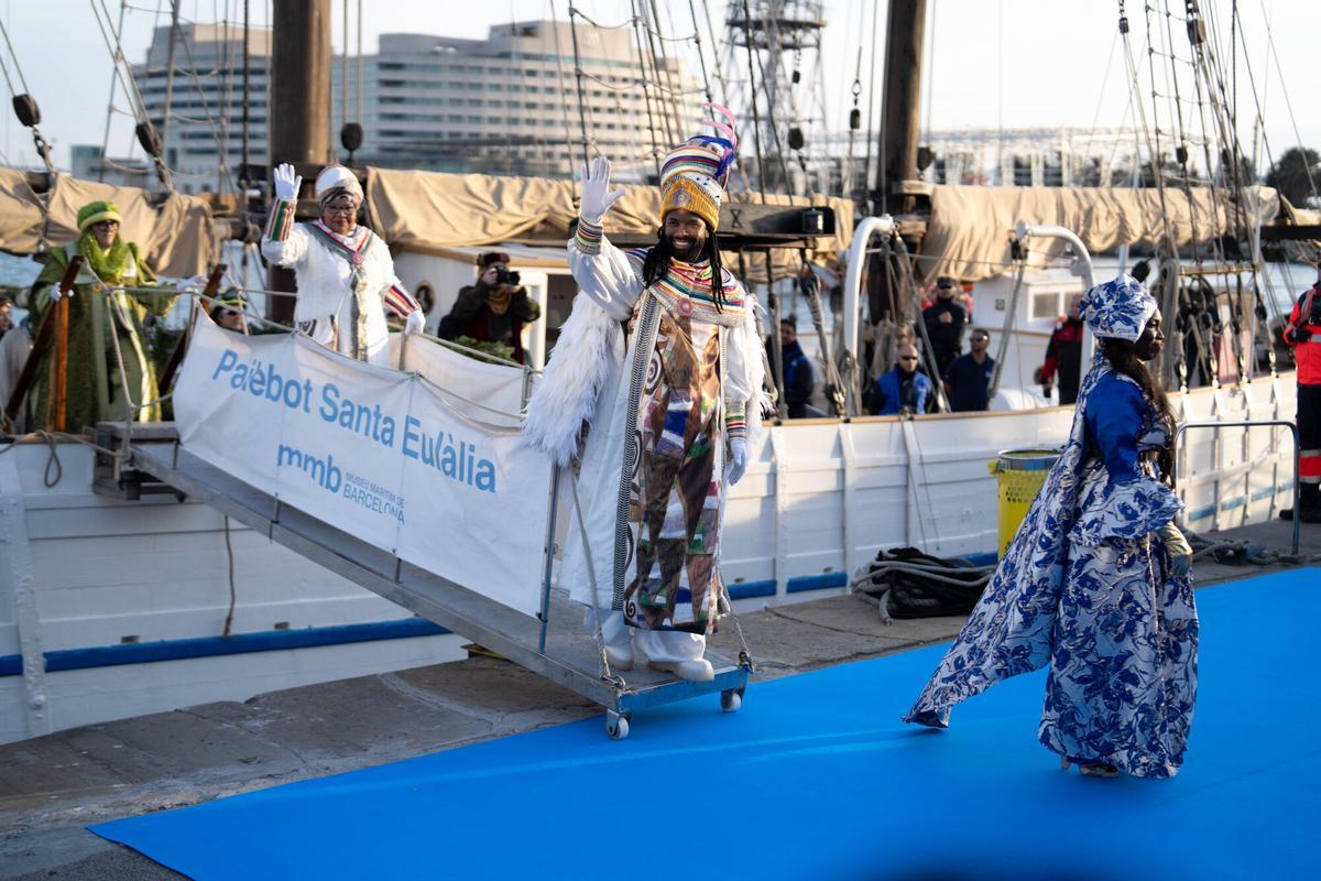 Miles de personas colman la costa de Barcelona para dar la bienvenida a los Reyes Magos