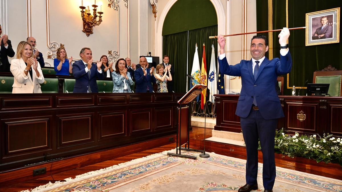 Luis López, con el bastón de mando, hoy, en el acto de toma de posesión como presidente de la Diputación de Pontevedra