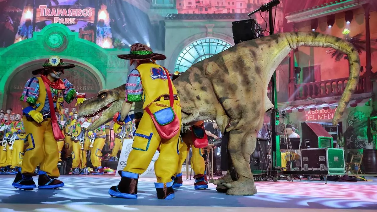 Aparecen dos dinosaurios en el Carnaval de Santa Cruz de Tenerife: Trapaseros convierte el Recinto en Jurassic Park