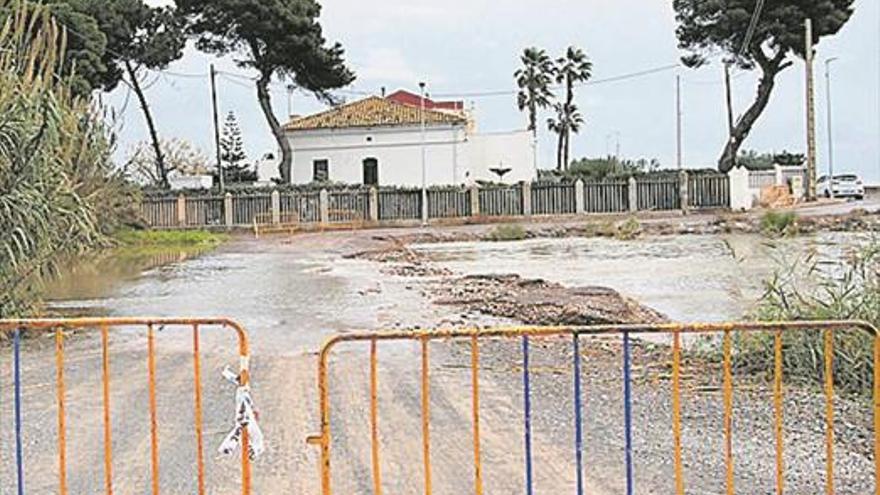 El oleaje inunda paseos y viales castigando aún más el maltrecho litoral de Castellón