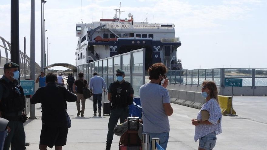 Pasajeros en el Puerto de la Savina.