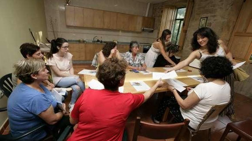 Un instante de las mujeres en el curso de pintura. // Bernabé/Cris M.V.