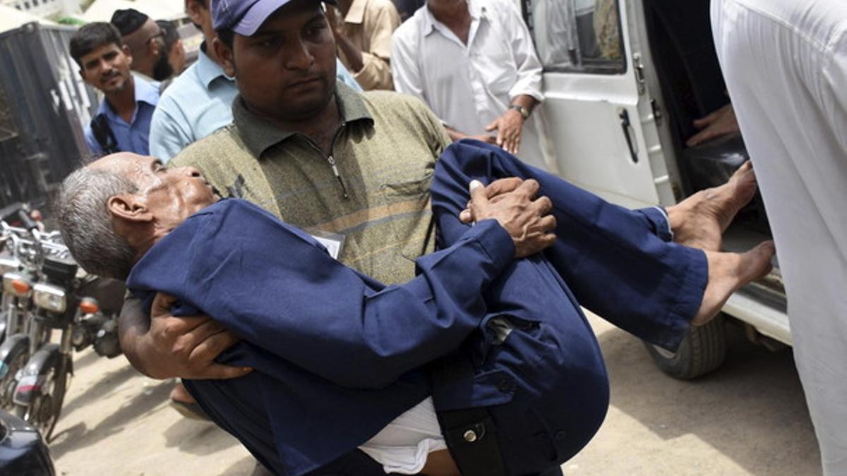 Un anciano es trasladado a un hospital de Karachi afectado por el tórrido calor.