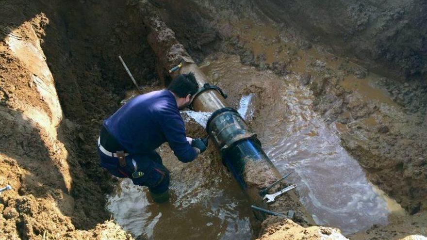 Trabajos en una de las tuberías de la red de Majavea de Campillos.