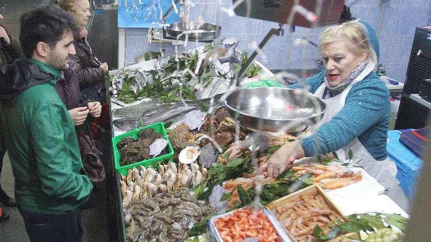 Esperanza y Lola, en la pescadería de Plaza de Abastos. // Iñaki Osorio