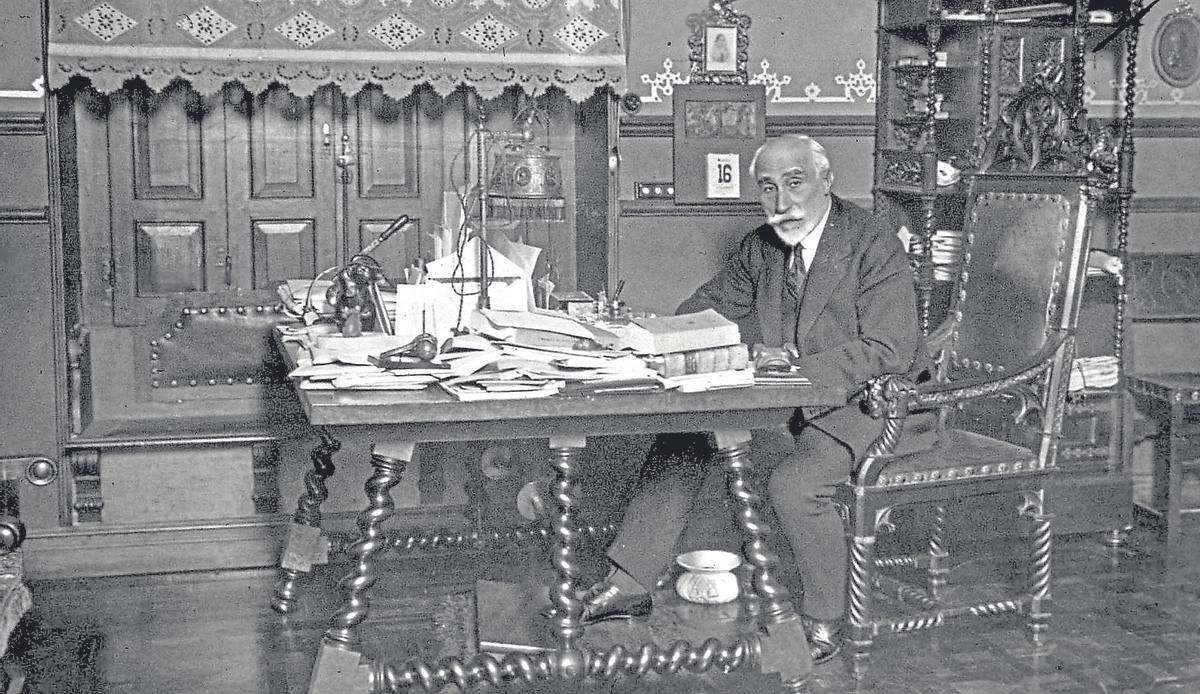 El político, abogado y académico de la RAE Antonio Maura, en su despacho, en 1917.