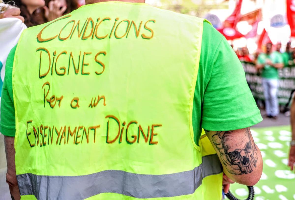 Protesta de los profesores frente a la sede territorial de Educación en Alicante