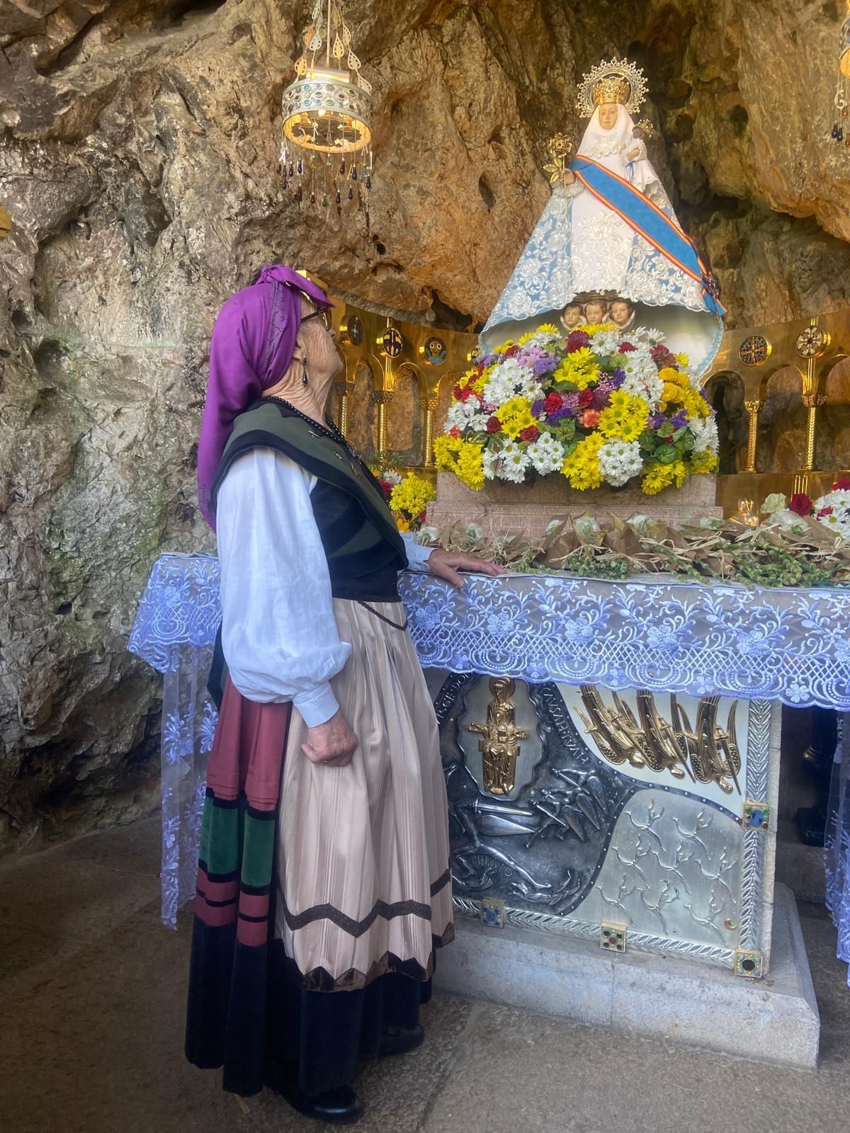 Visita a Covadonga del grupo Trasgu, de Oviedo