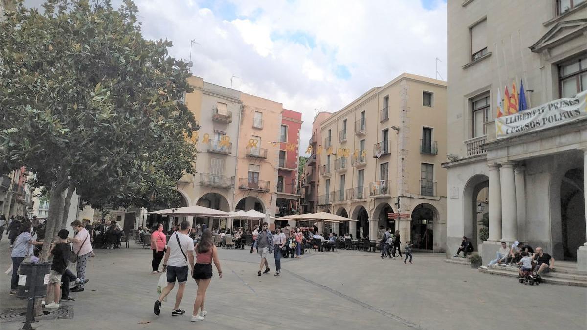 Terrasses de bar a la plaça de l&#039;Ajuntament de Figueres.