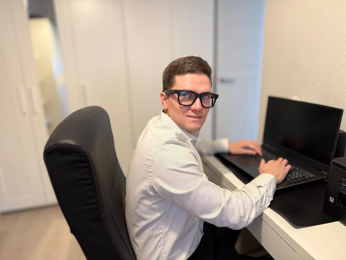 Daniel Álvarez Barros, que perdió por completo la visión a los 15 años, con sus gafas inteligentes.