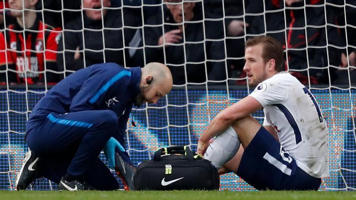 Harry Kane siendo atendido por su lesión