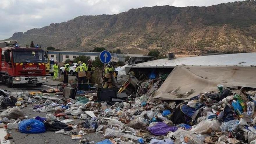 Muere una mujer al volcar con el camión de la basura en Alhama de Murcia