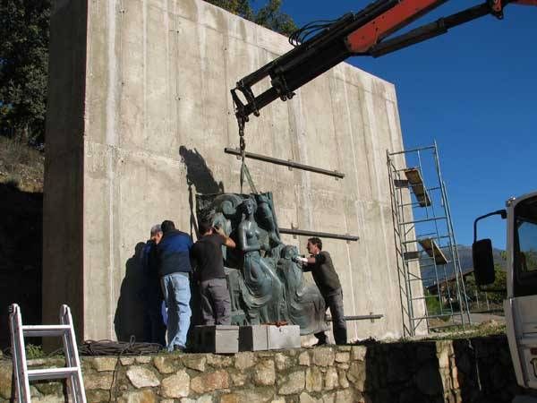 Los momentos del montaje del monumento a Carlos V en Yuste