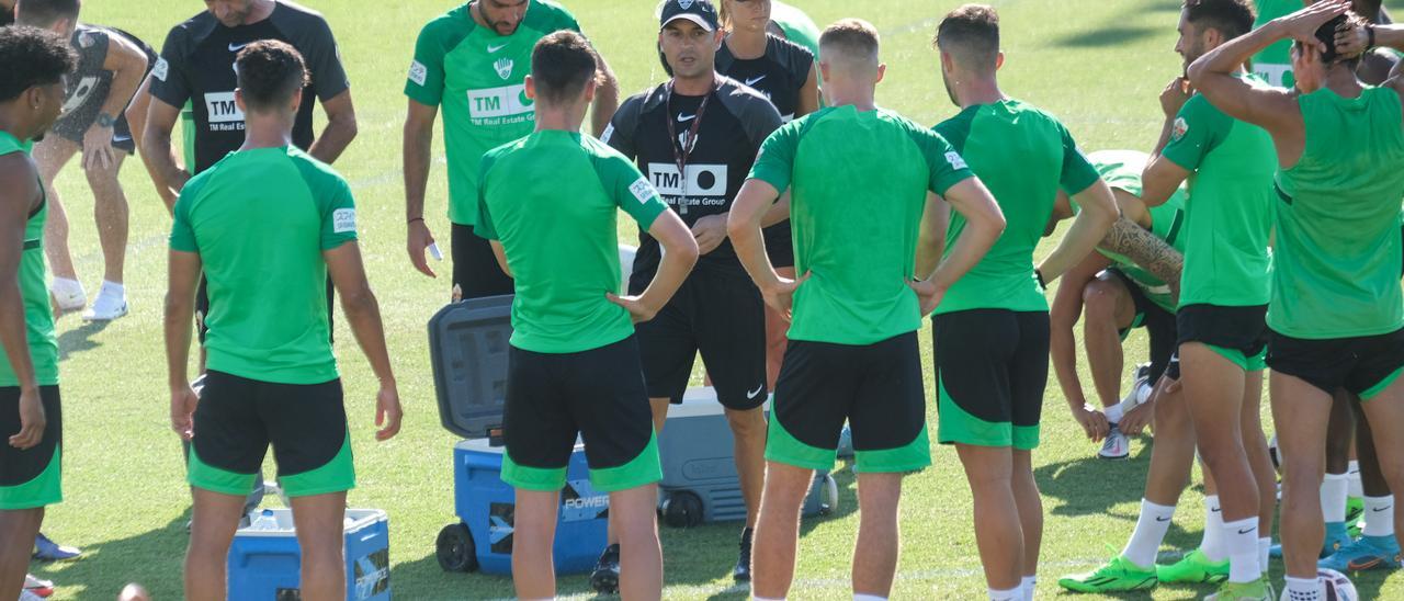 Francisco hablando con sus jugadores antes de un entrenamiento