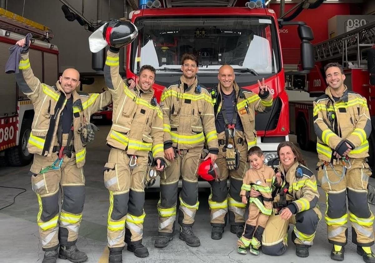 Mael, junto a los bomberos de Gijón, este lunes.