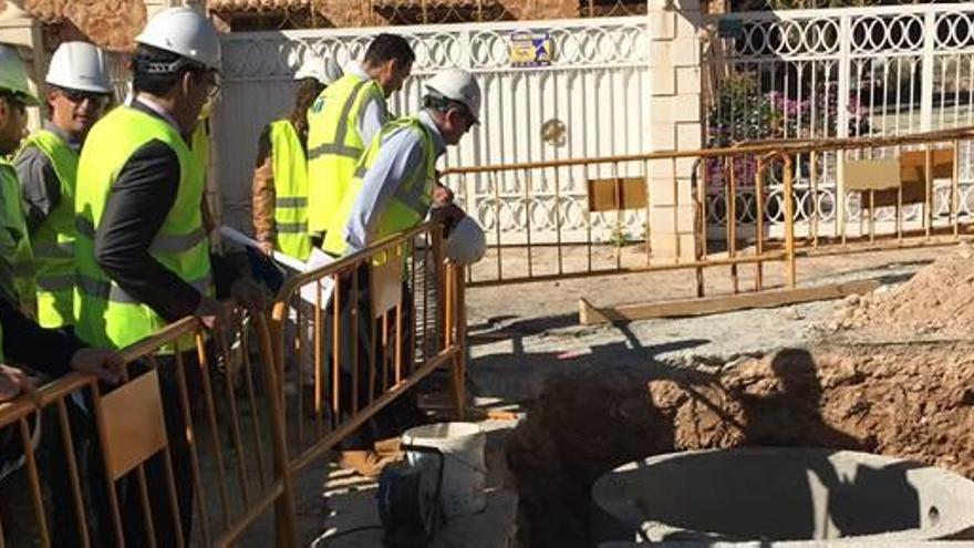 Dos zonas de la pedanía ilicitana de Peña de las Águilas donde se está actuando y donde diversas autoridades acudieron para conocer de primera mano estas obras.