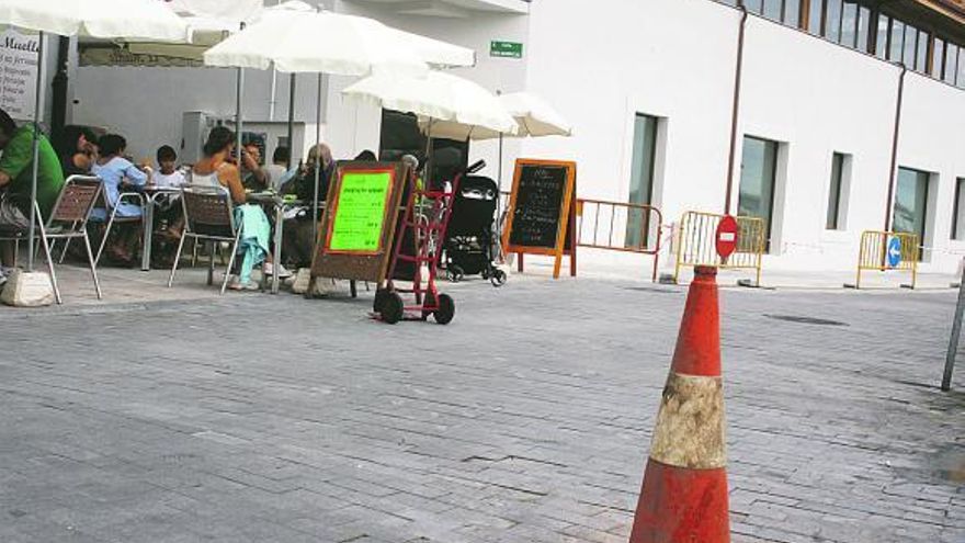 La instalación 
 de los semáforos en el puerto de Candás acaba 
 con un viejo noray