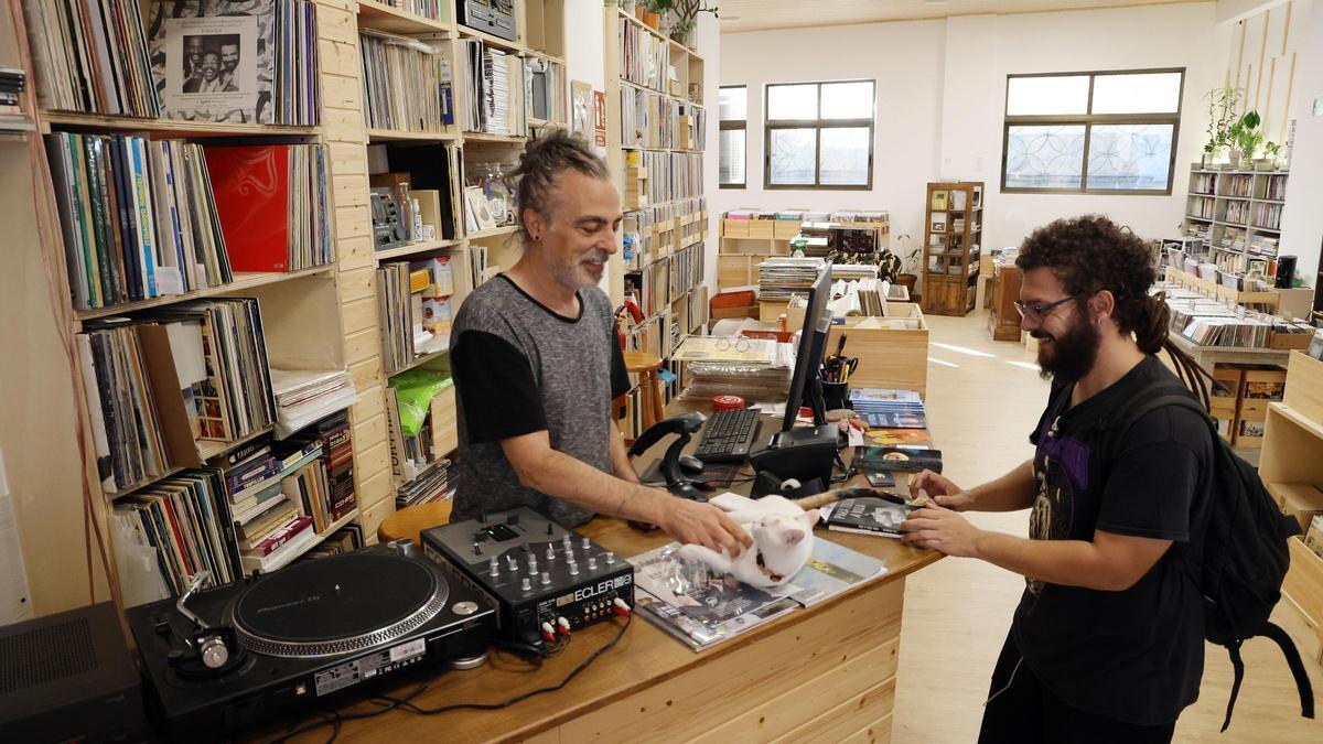 El artista Cé Tomé, regente de la tienda Río Lagares que abrió hace 9 meses.