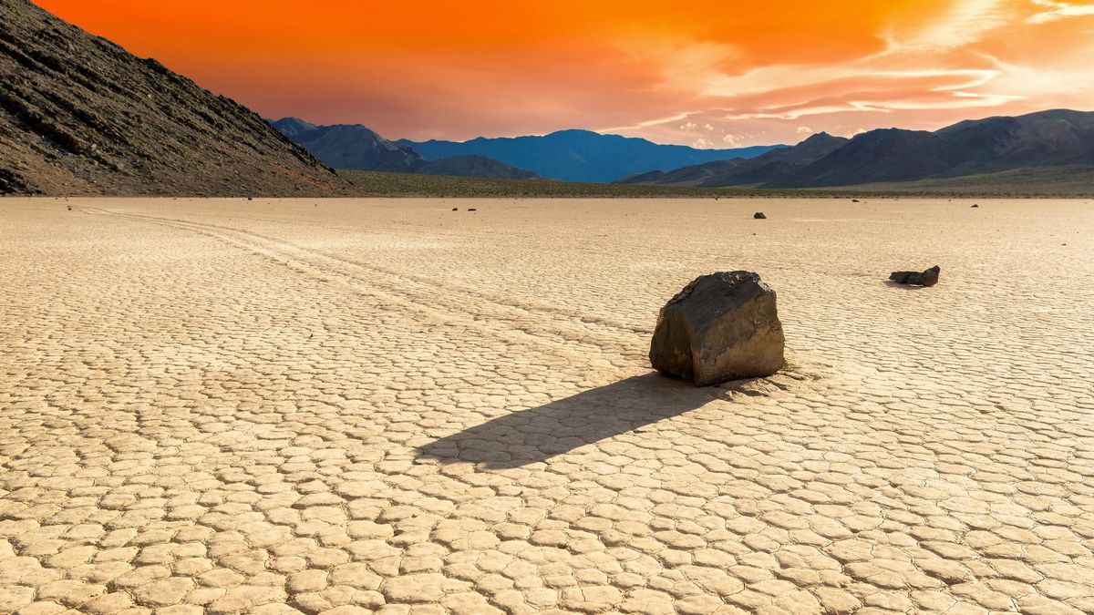 Las piedras se mueven solas más de 60 metros al día: el lugar más misterioso del mundo se llama el Valle de la Muerte