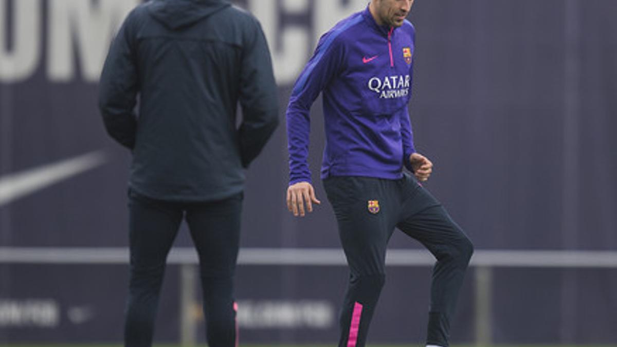 Busquets toca el balón durante la sesion preparatoria previa al clásico