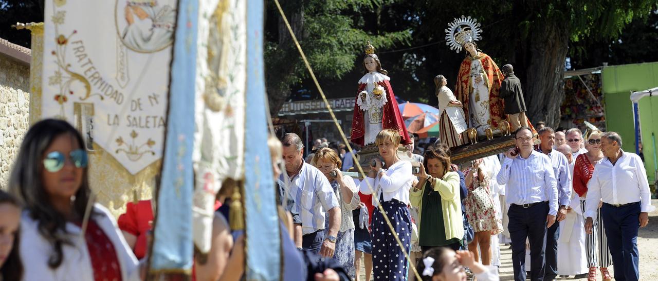 Procesión de la romería de la Virgen de la Saleta.