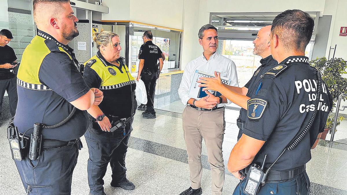Ortolà, preparant el dispositiu amb agents de la Policia Local.